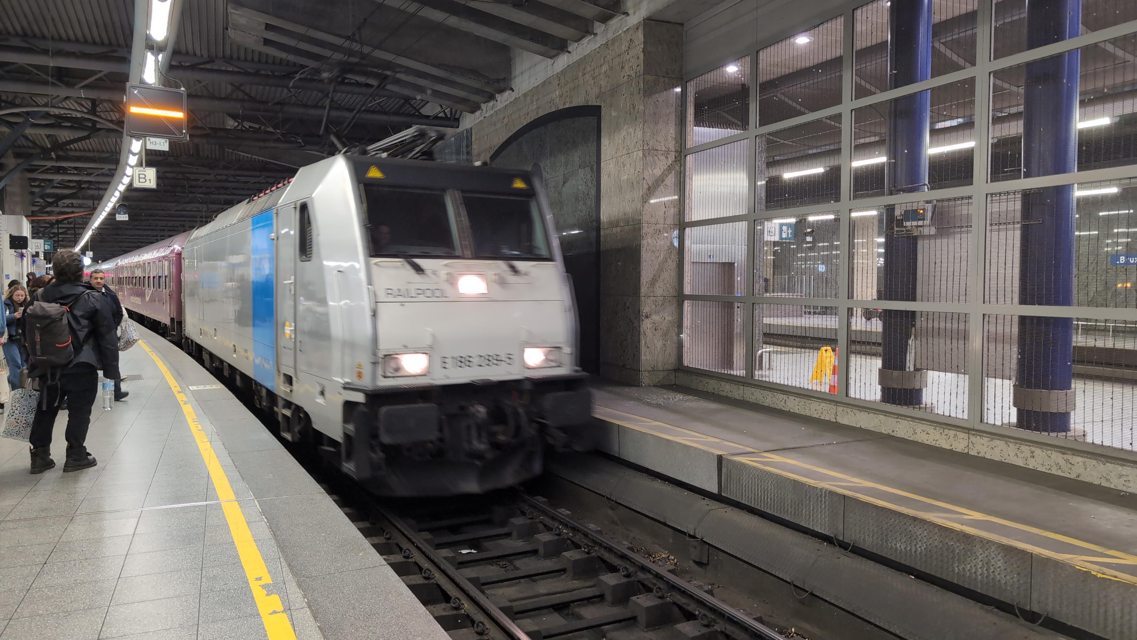 A Bombardier Traxx locomotive hauling a European Sleeper into Bruxelles-Midi.