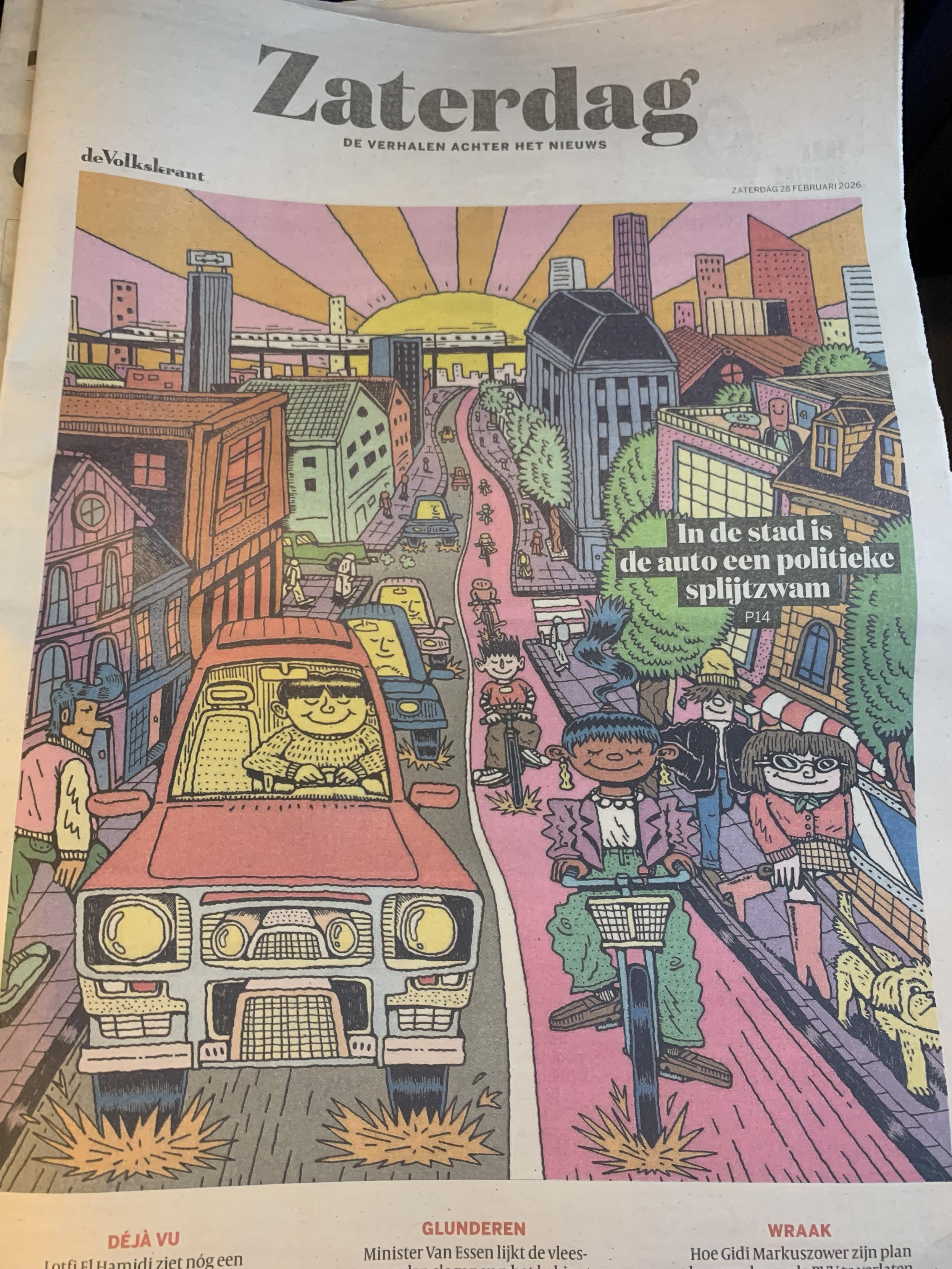 Zeer kleurrijke tekening van een stad met auto’s, fietsers en voetgangers voor een artikel “In de stad is de auto een politieke splijtzwam”