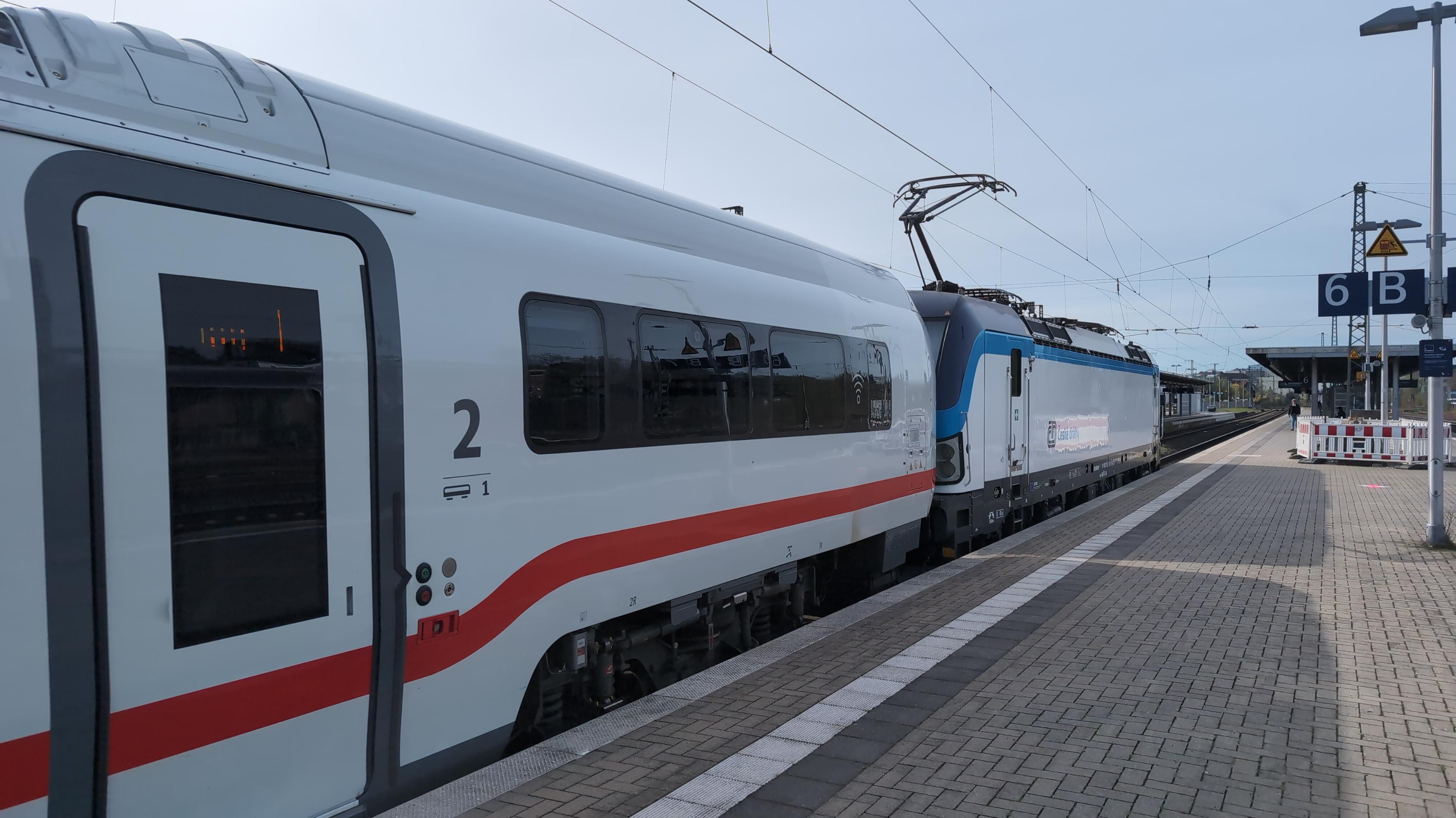 A CD Vectron hauling an ICE L into a small railway station.