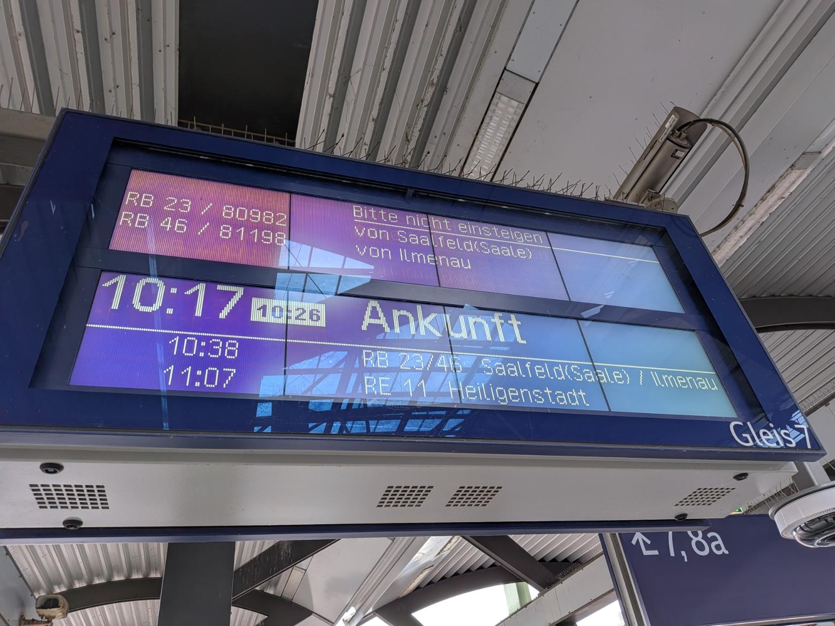 Ein Abfahrtsanzeiger in Erfurt Hauptbahnhof, er zeigt eine RB 23/46 nach Saalfeld/Ilmenau an