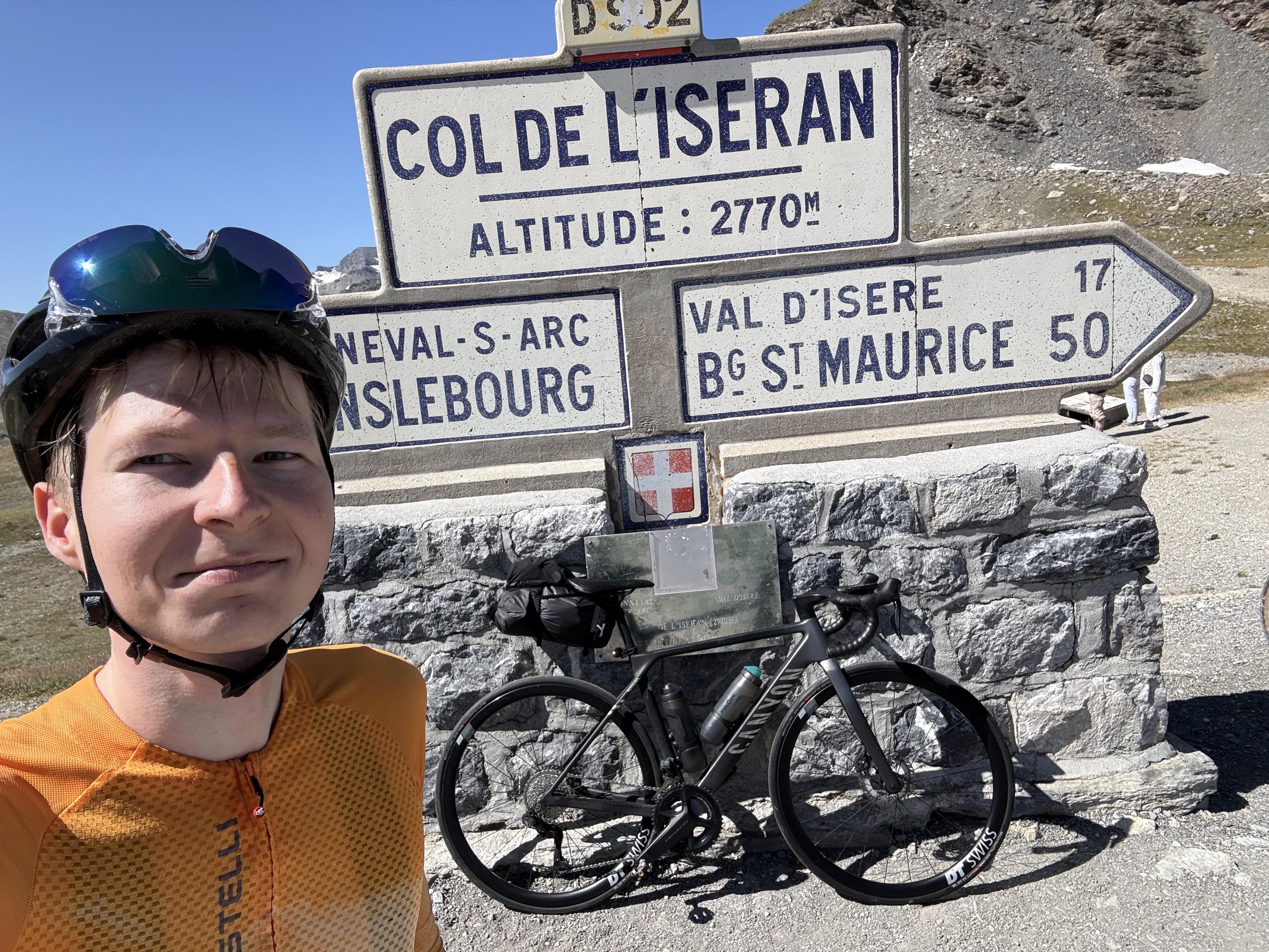 Selfie vor dem Passschild des Col de l‘Iseran