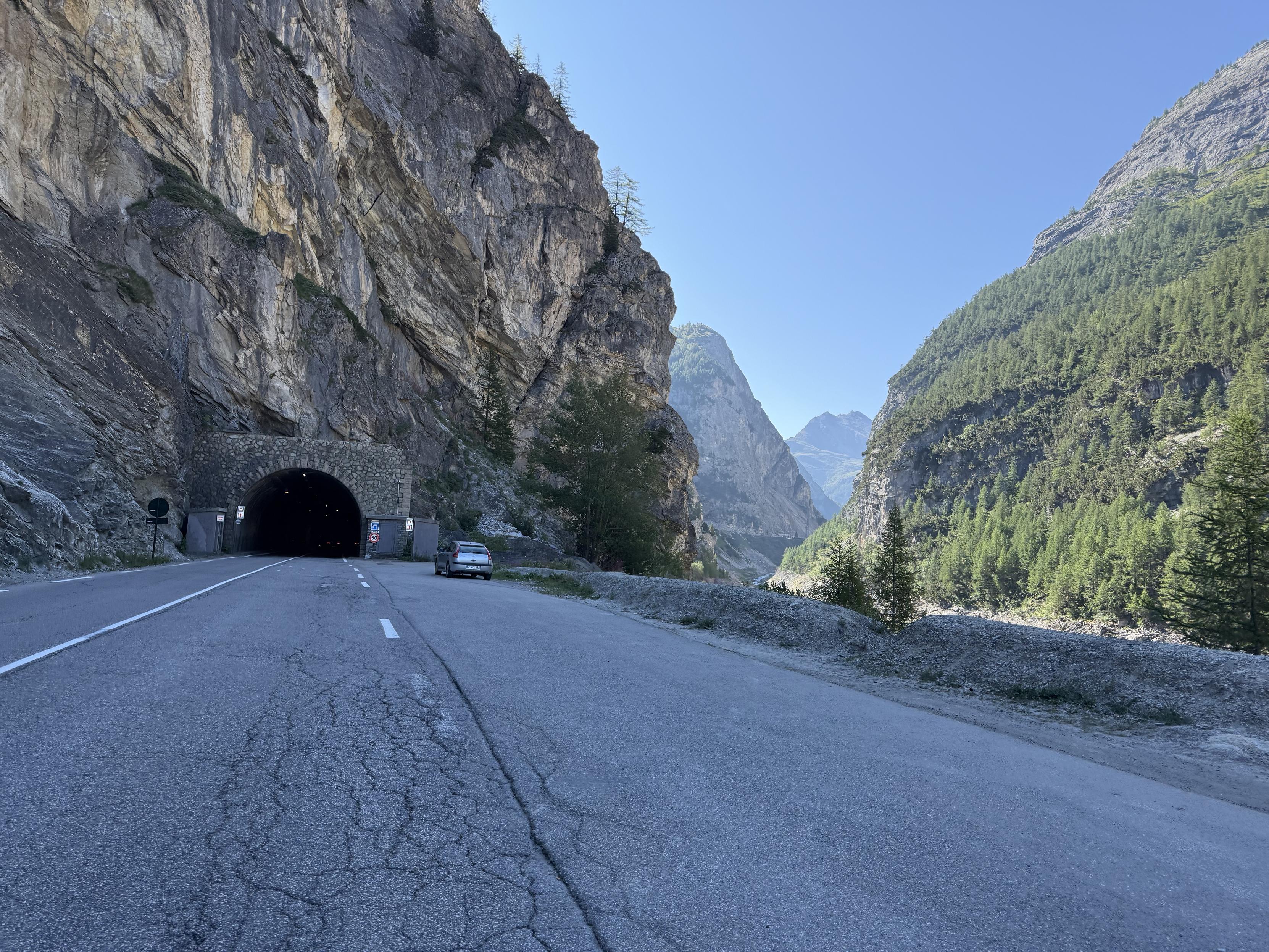 Straße führt durch eine Schlucht in ein Tunnel