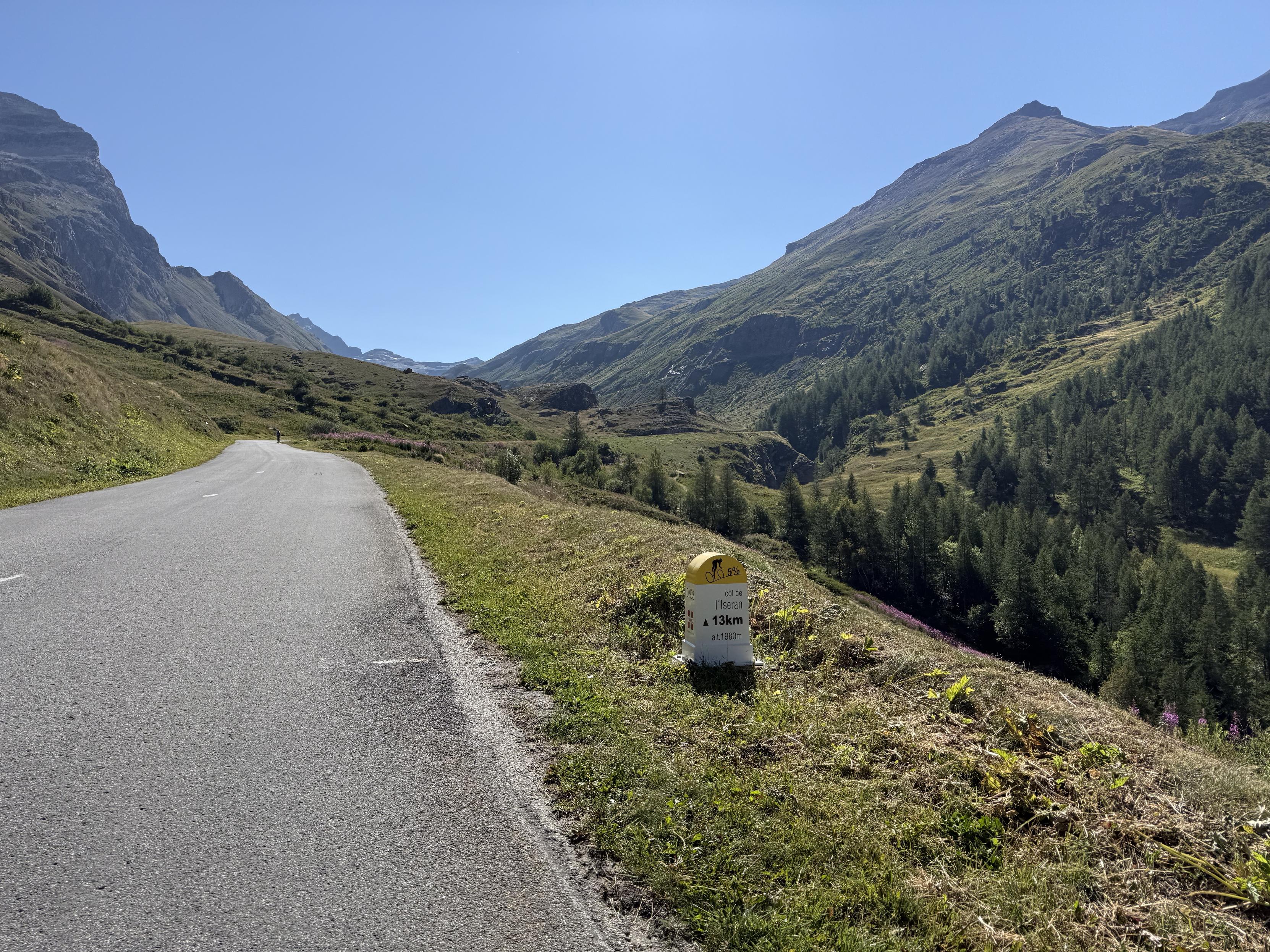 Auffahrt zum Gipfel mit Kilometerstein