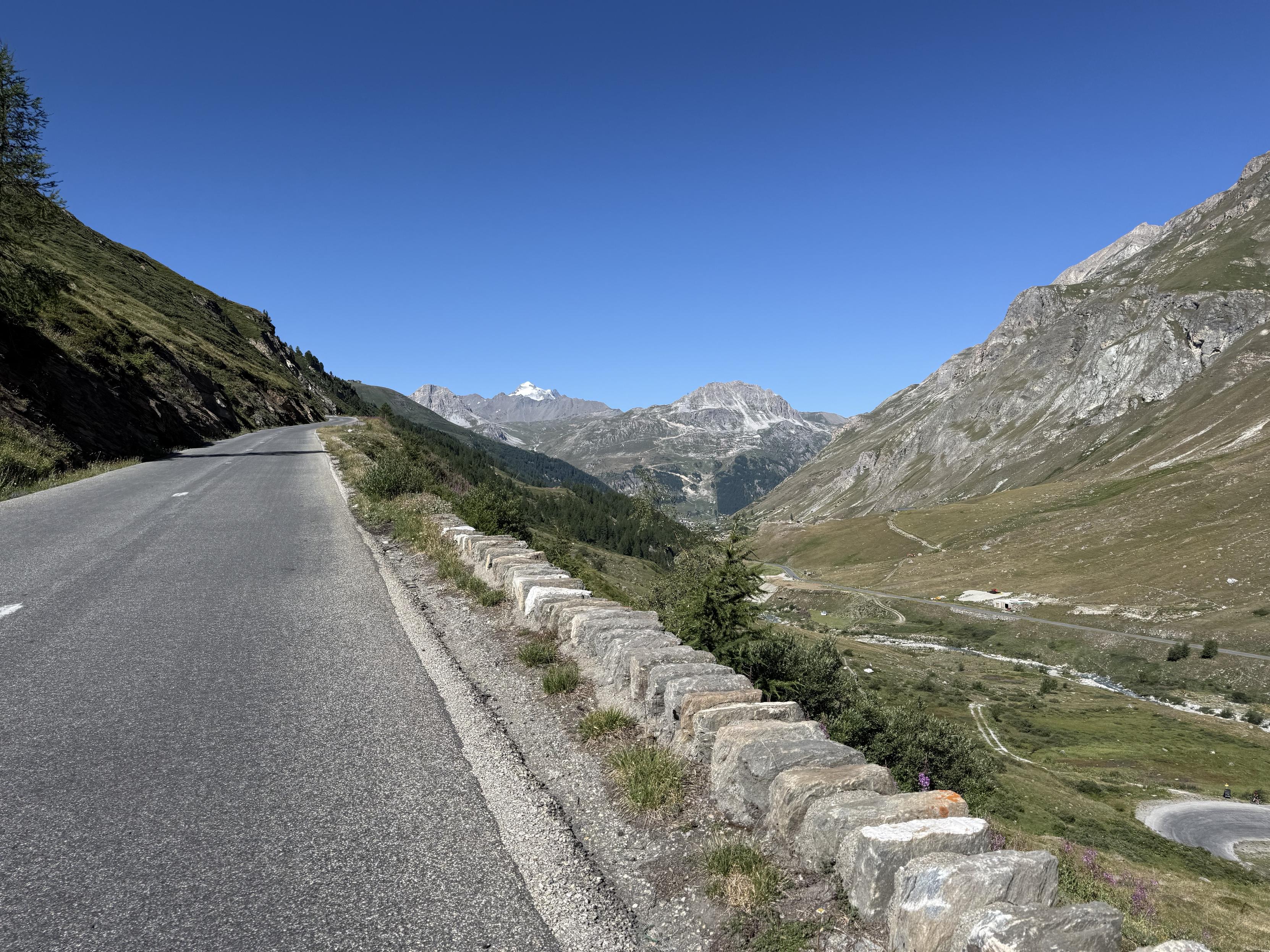 Blick ins Tal von der Passstraße aus