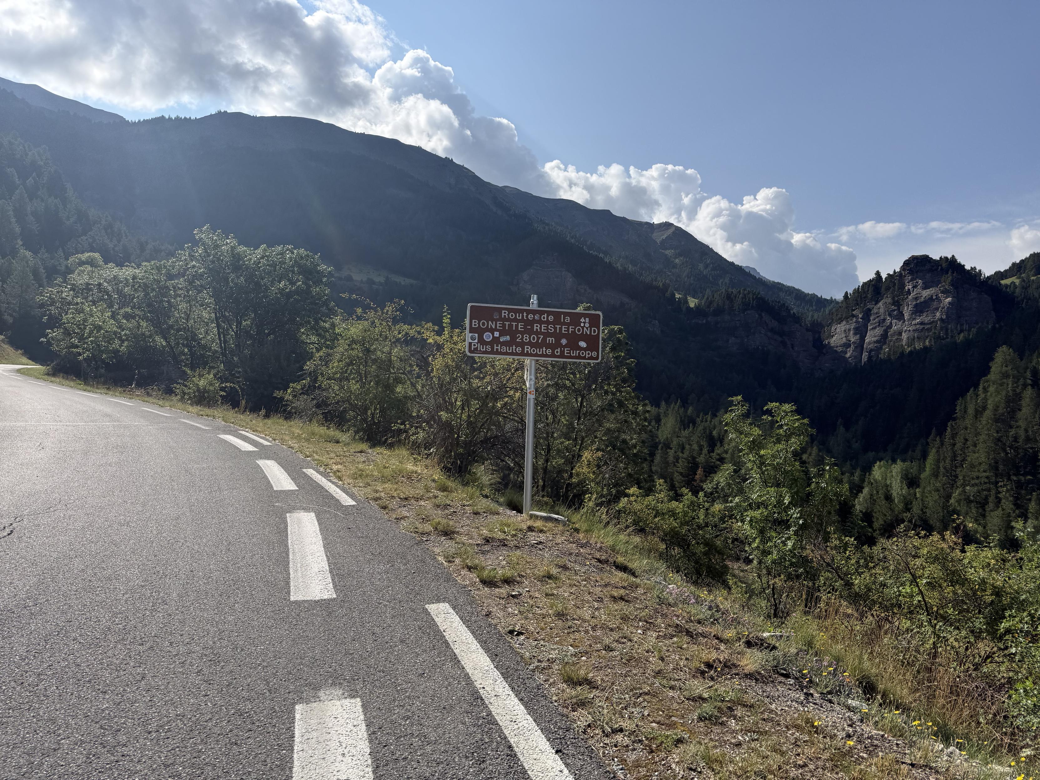Ein Schild kündigt die plus haute route d'Europe, auch wenn das gelogen ist.