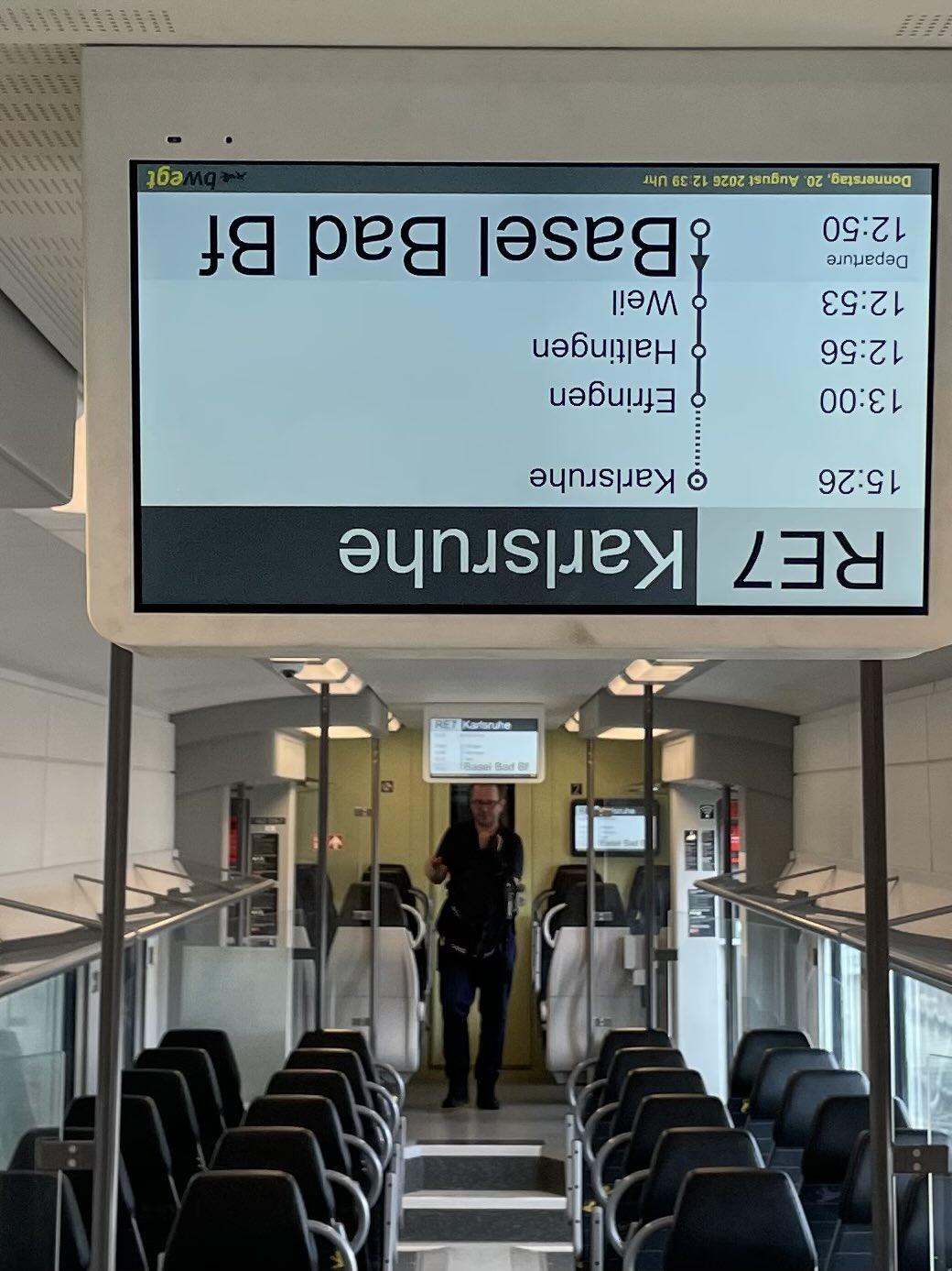 Bild aus einem Zug. Der Inhalt des Displays ist um 180 Grad gedreht, steht auf dem Kopf. 